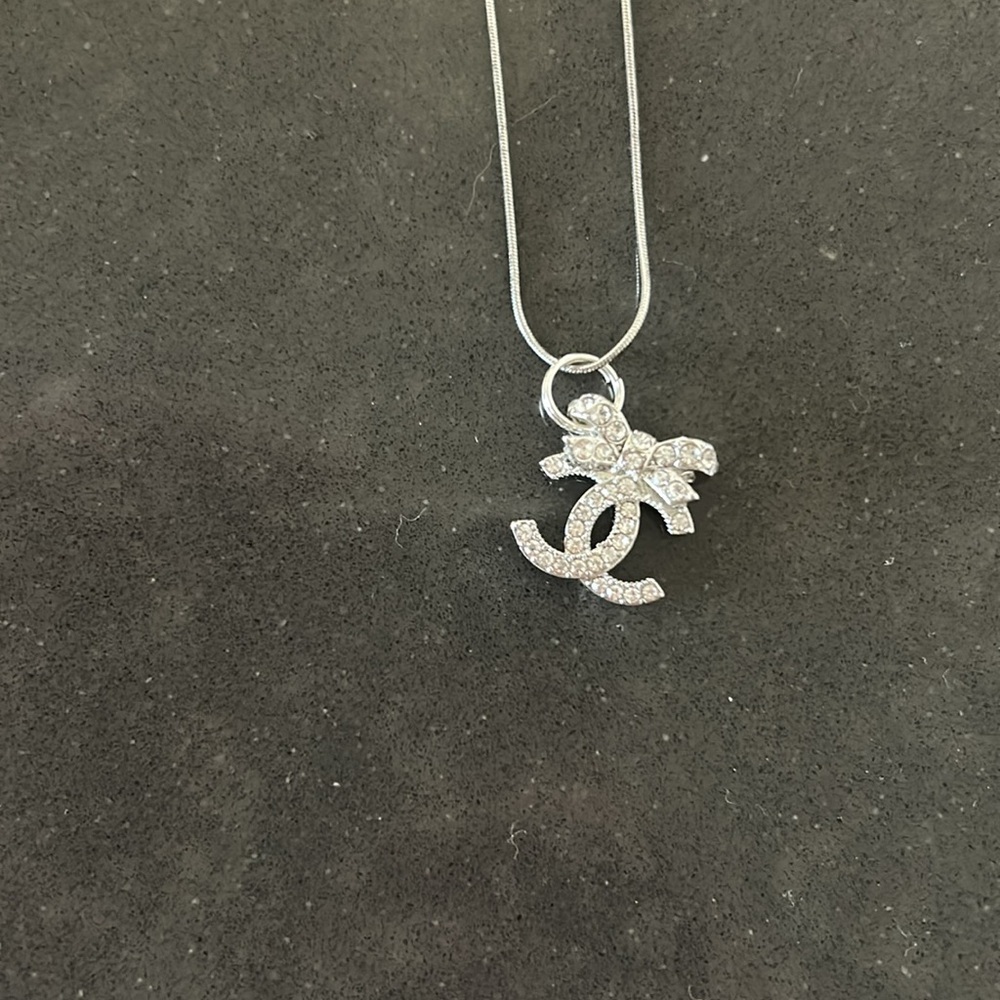 Chanel silver CC bow necklace (hallmark on back) - Picture 1 of 3